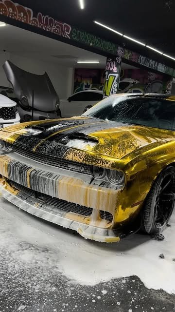 Dodge Challenger SRT con wrap cromo amarillo