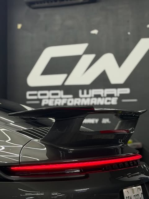 Porsche frente al muro de Cool Wrap Performance