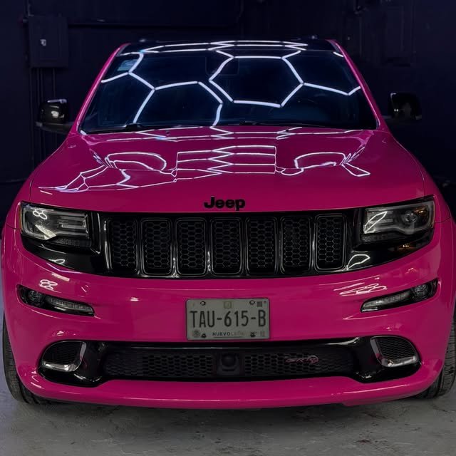 Jeep Grand Cherokee SRT con wrap rosa