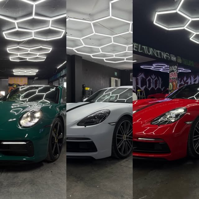 Tres Porsche con wrap verde, blanco y rojo en el taller de Cool Wrap
